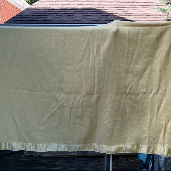 Vintage Haddon Hall deluxe quality all wool moth proof yellow queen blanket - Picture 1 of 3